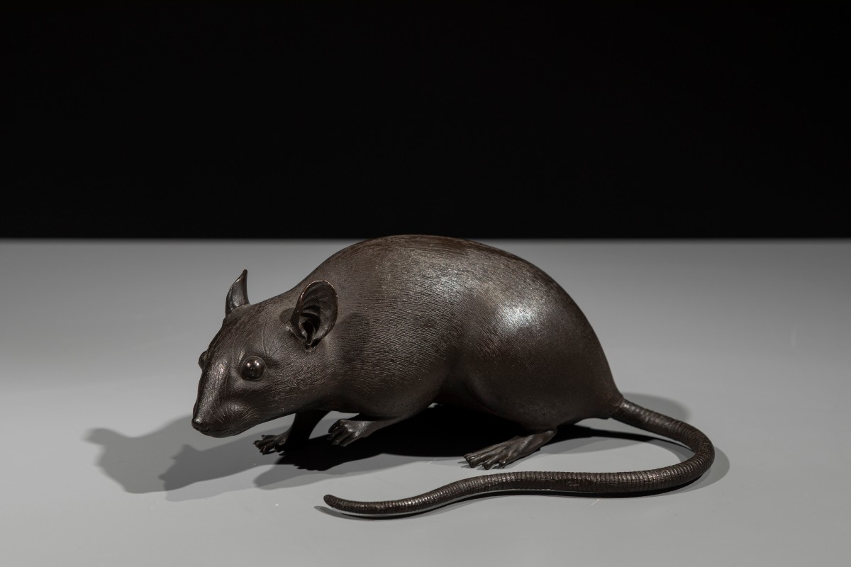 Okimono in bronzo raffigurante un topo accucciato