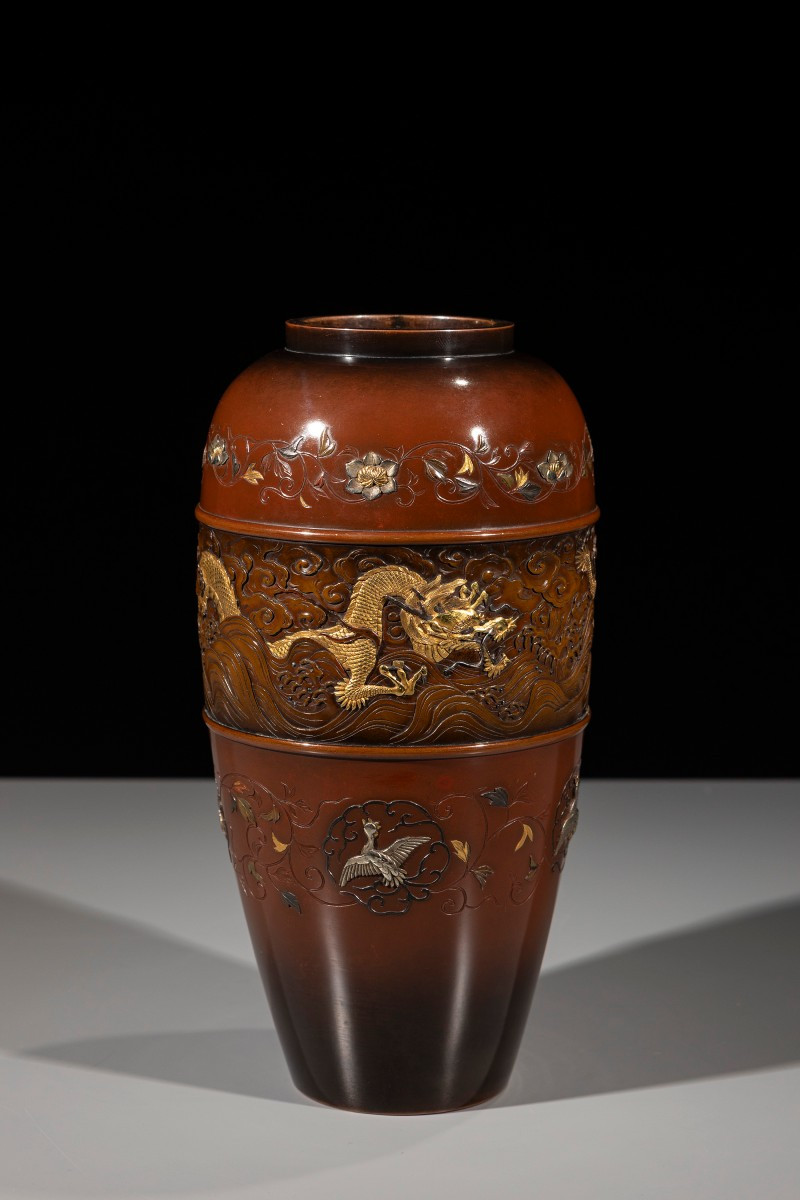Vaso in bronzo a doppia patina con drago dorato tra nuvole e onde, marchio Nogawa