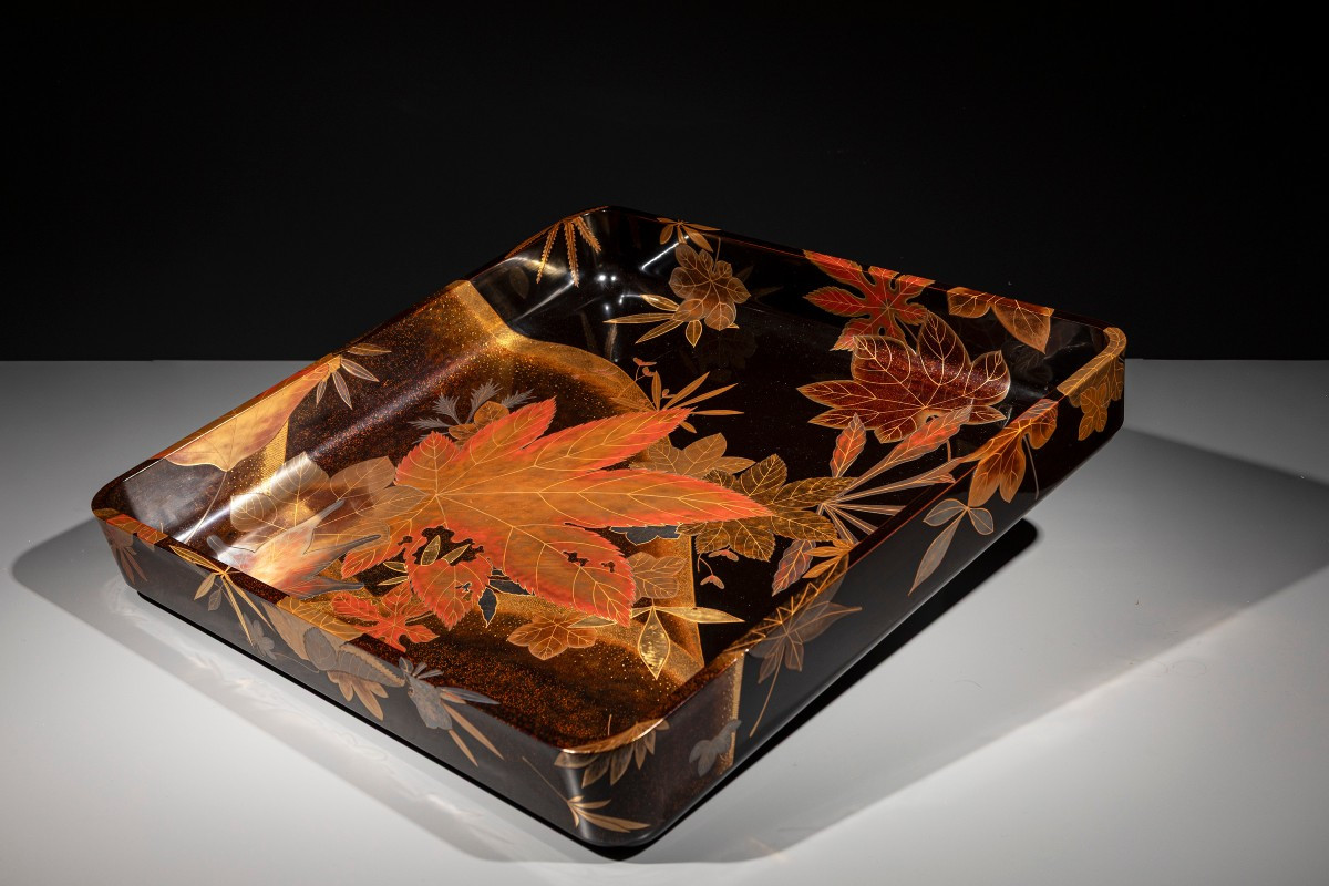 Grande vassoio in lacca maki-e con foglie d’autunno 