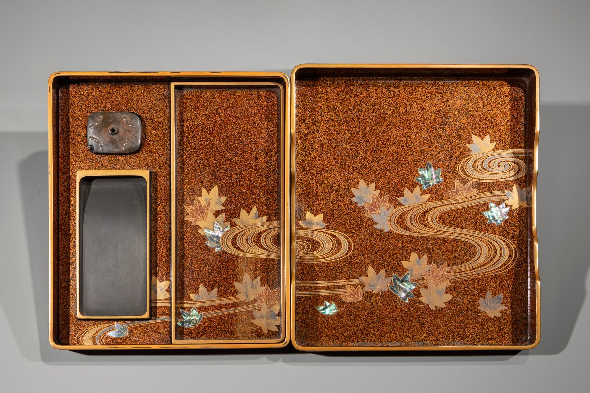 Suzuribako in lacca maki-e con peonie e iris su fondo nero -photo-2