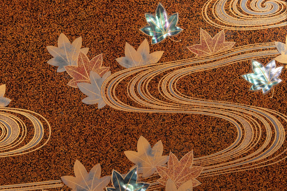 Suzuribako in lacca maki-e con peonie e iris su fondo nero -photo-3