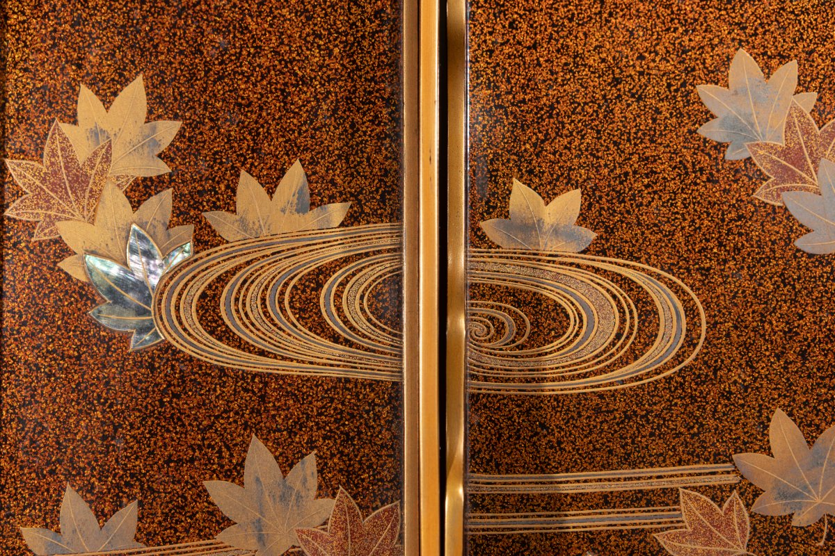 Suzuribako in lacca maki-e con peonie e iris su fondo nero -photo-4