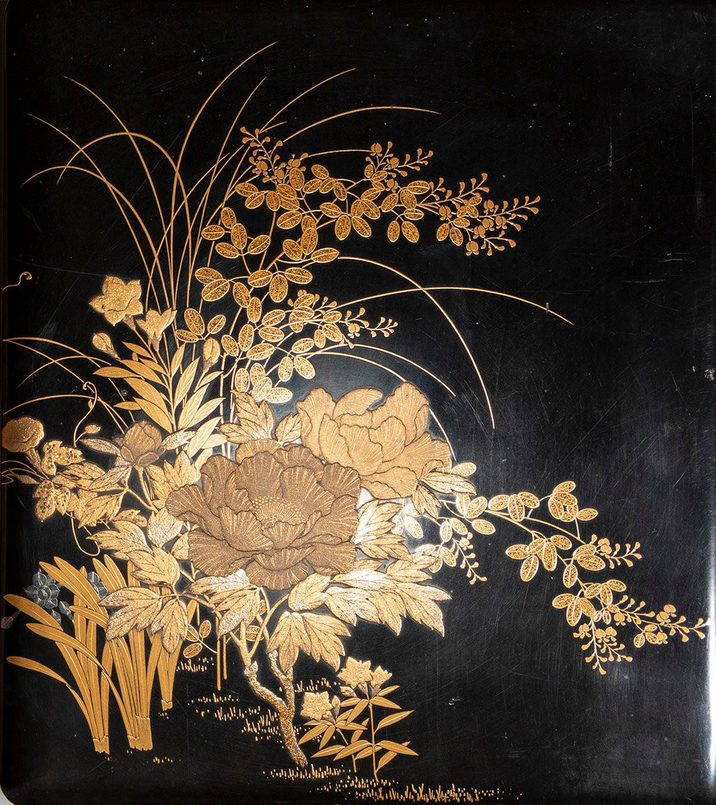 Suzuribako in lacca maki-e con peonie e iris su fondo nero -photo-1