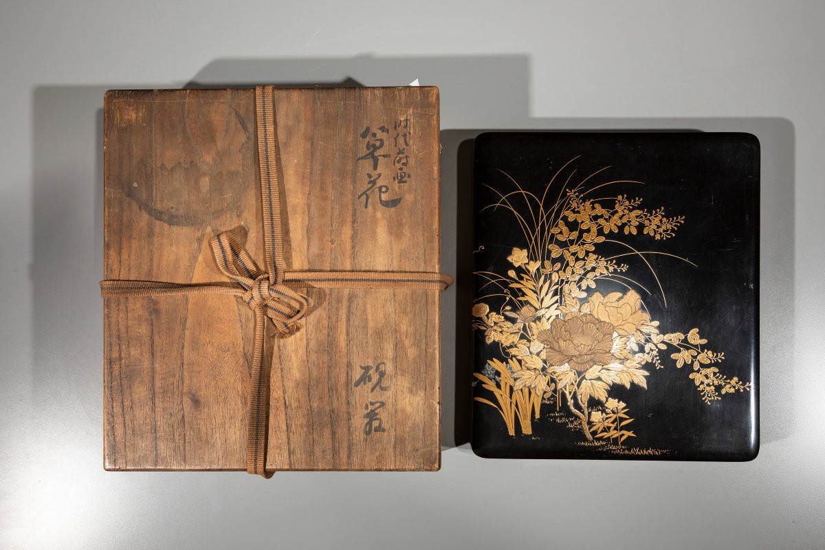 Suzuribako in lacca maki-e con peonie e iris su fondo nero -photo-2