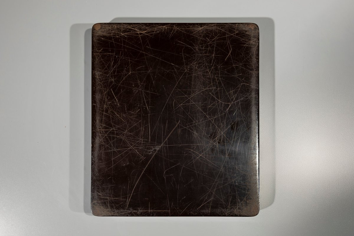 Suzuribako in lacca maki-e con peonie e iris su fondo nero -photo-3