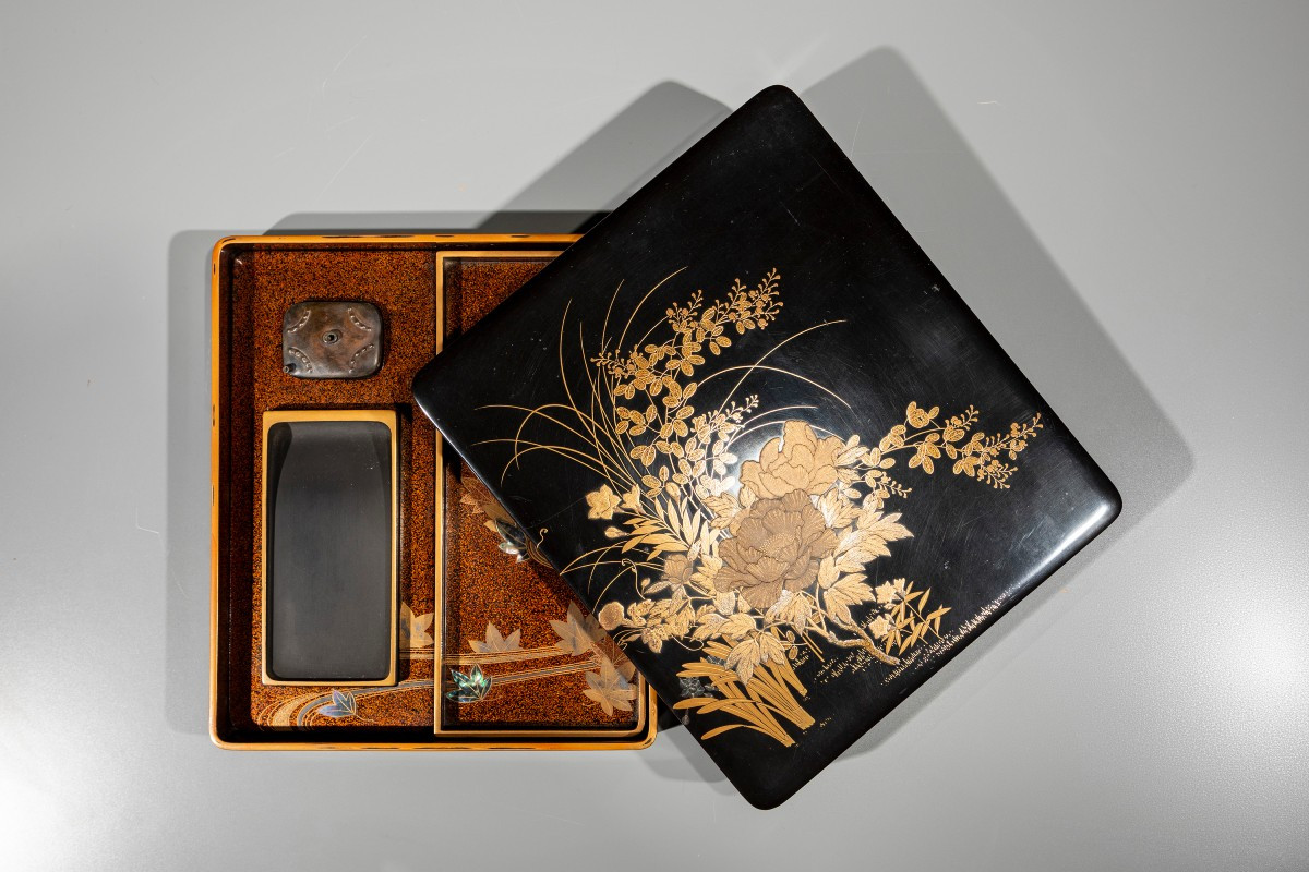 Suzuribako in lacca maki-e con peonie e iris su fondo nero 