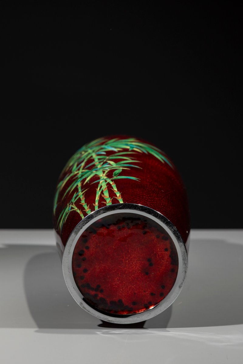 Vaso cloisonné ginbari con bambù su fondo rosso traslucido-photo-1