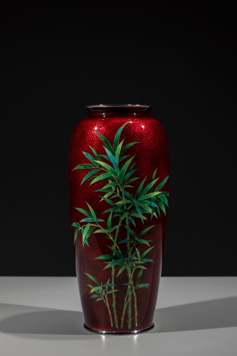 Vaso cloisonné ginbari con bambù su fondo rosso traslucido