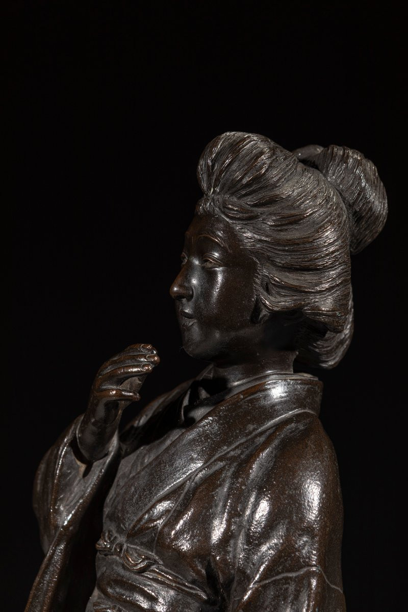 Okimono in bronzo raffigurante una geisha in cammino, firmato Seiya zo-photo-2