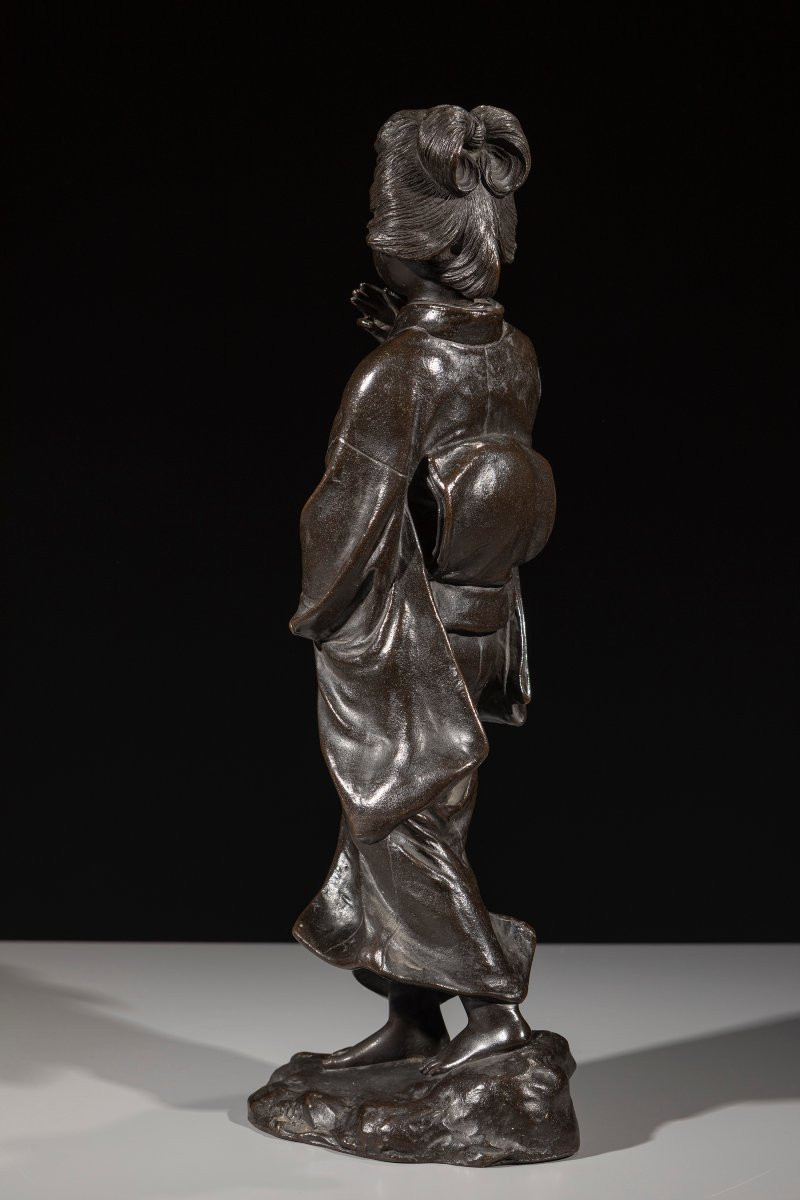 Okimono in bronzo raffigurante una geisha in cammino, firmato Seiya zo-photo-4