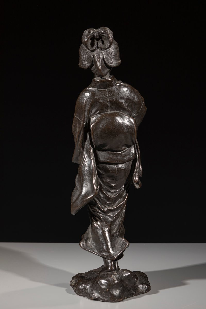Okimono in bronzo raffigurante una geisha in cammino, firmato Seiya zo-photo-1