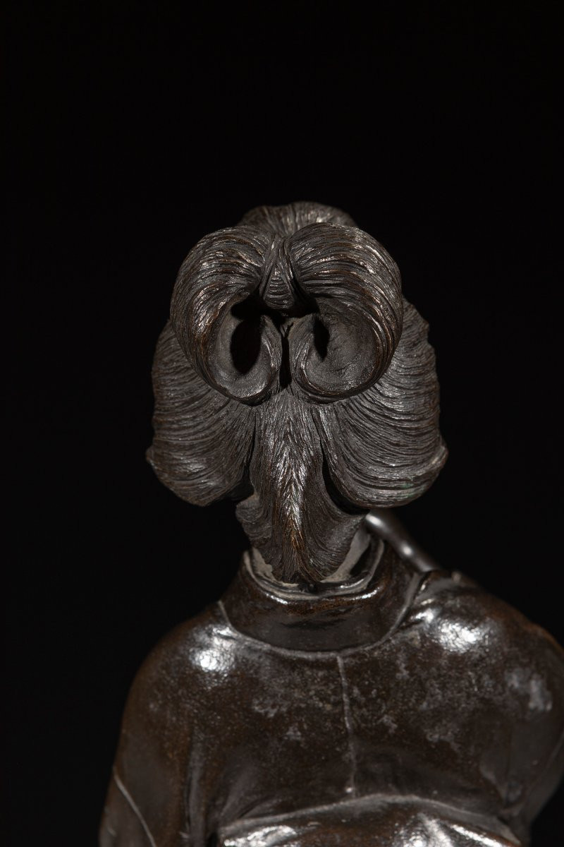 Okimono in bronzo raffigurante una geisha in cammino, firmato Seiya zo-photo-2