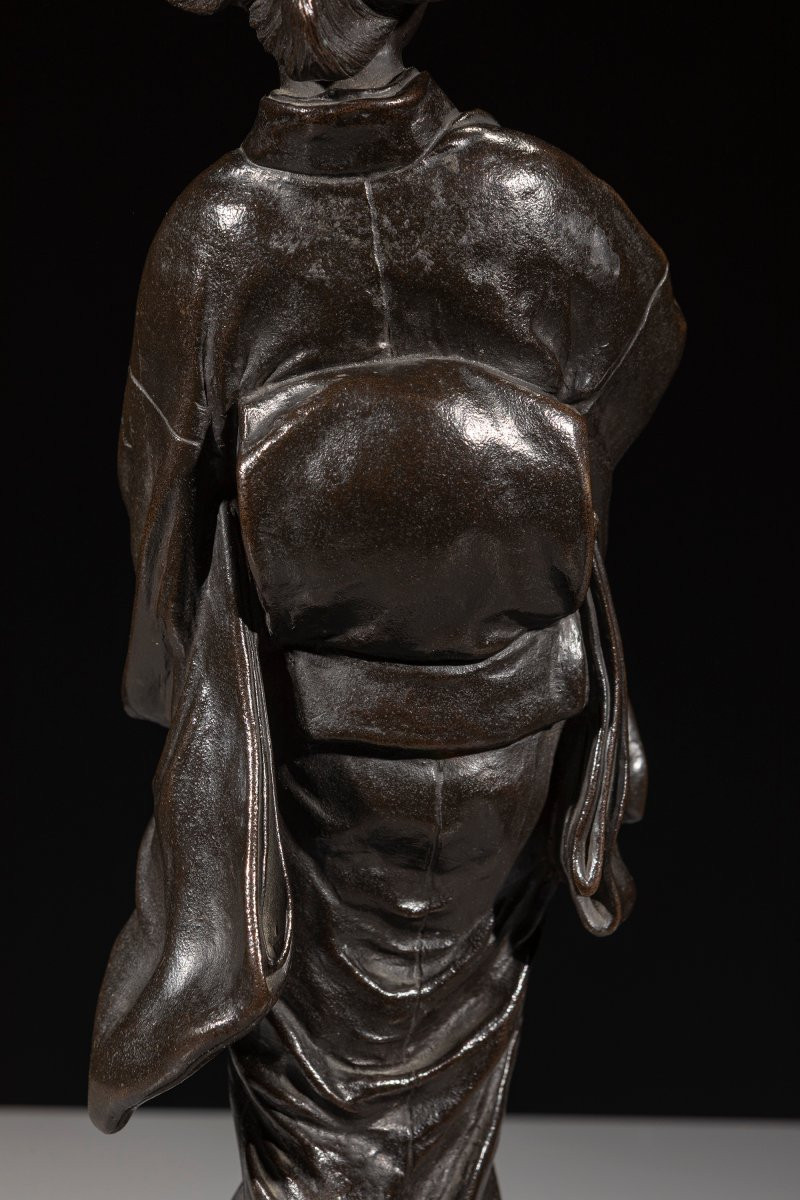 Okimono in bronzo raffigurante una geisha in cammino, firmato Seiya zo-photo-3