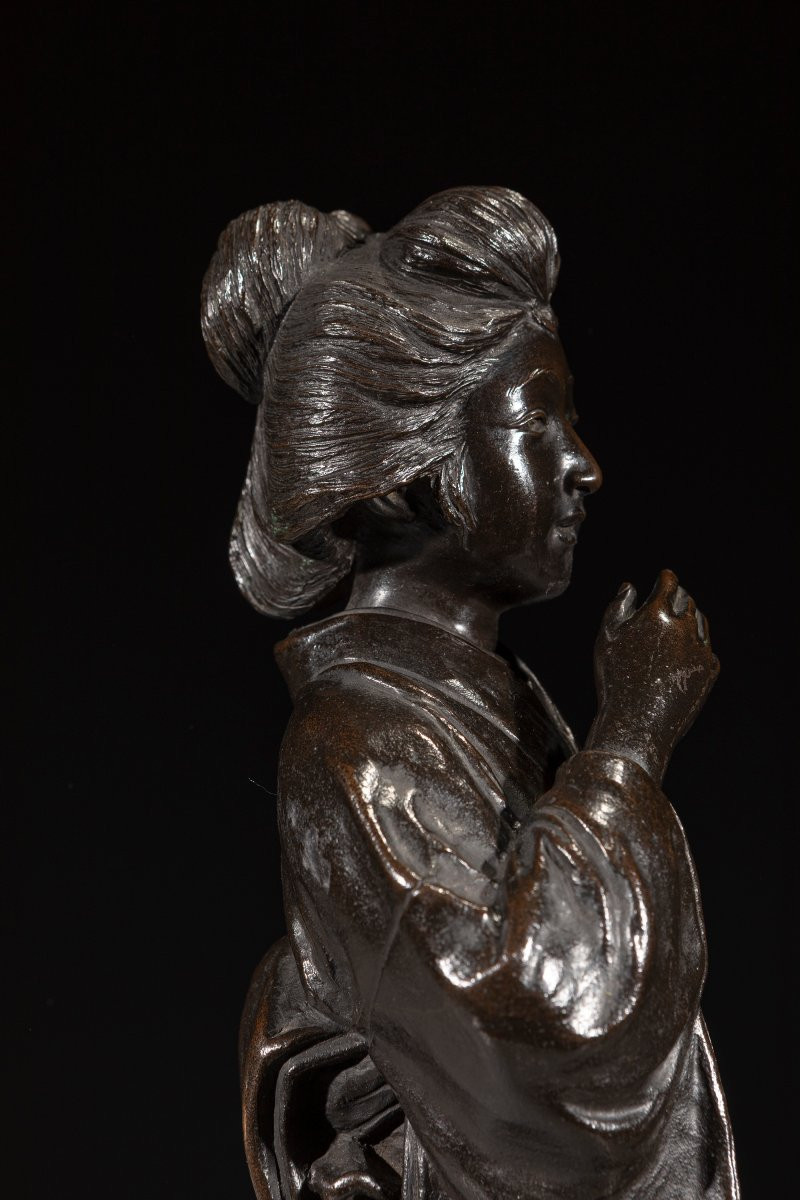 Okimono in bronzo raffigurante una geisha in cammino, firmato Seiya zo-photo-4