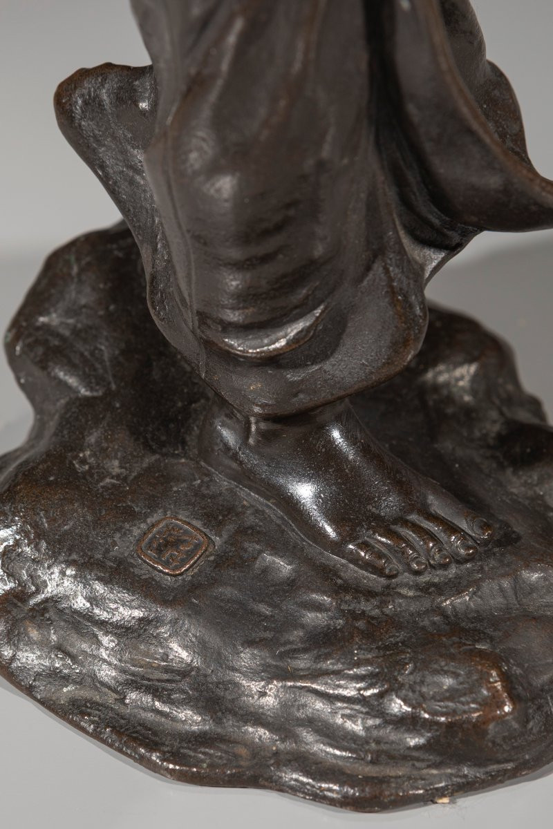 Okimono in bronzo raffigurante una geisha in cammino, firmato Seiya zo-photo-7