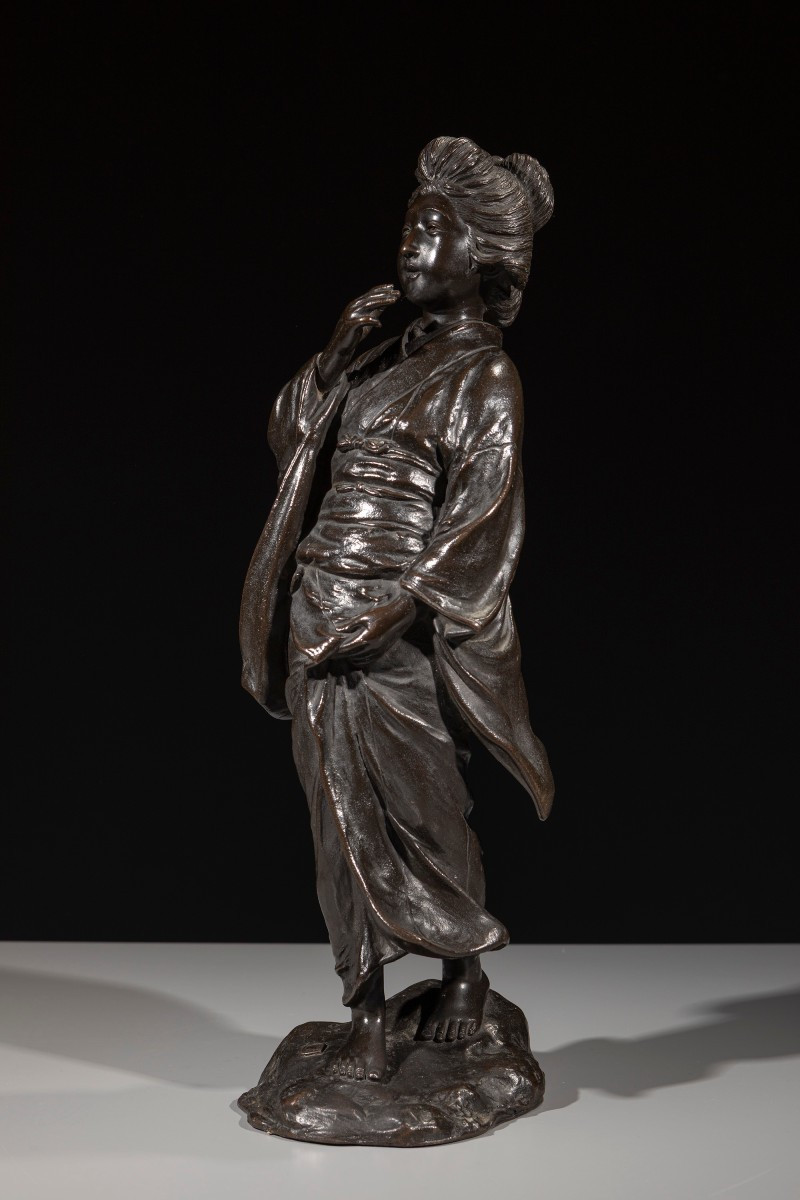 Okimono in bronzo raffigurante una geisha in cammino, firmato Seiya zo
