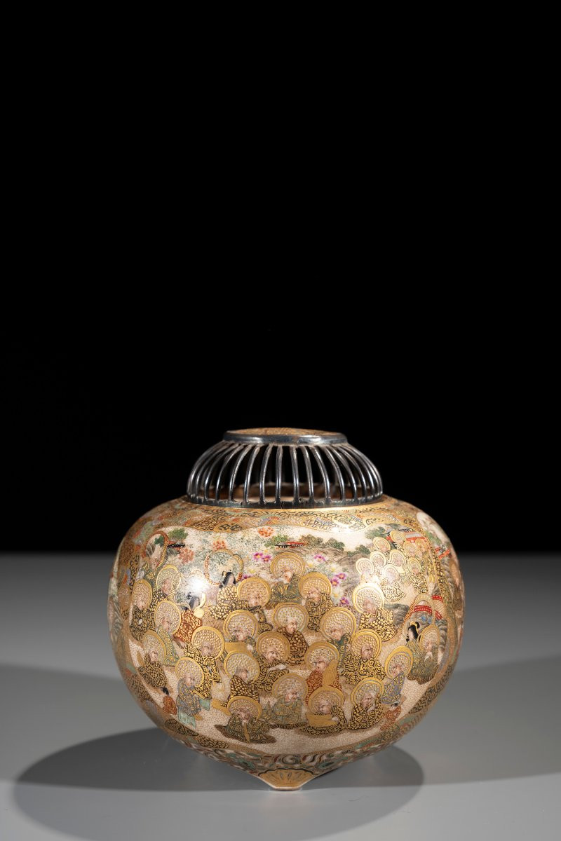 Koro Satsuma di forma globulare con figure buddhiste -photo-2