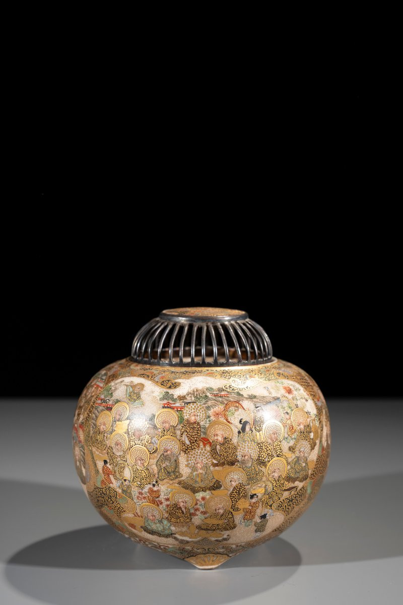 Koro Satsuma di forma globulare con figure buddhiste -photo-3