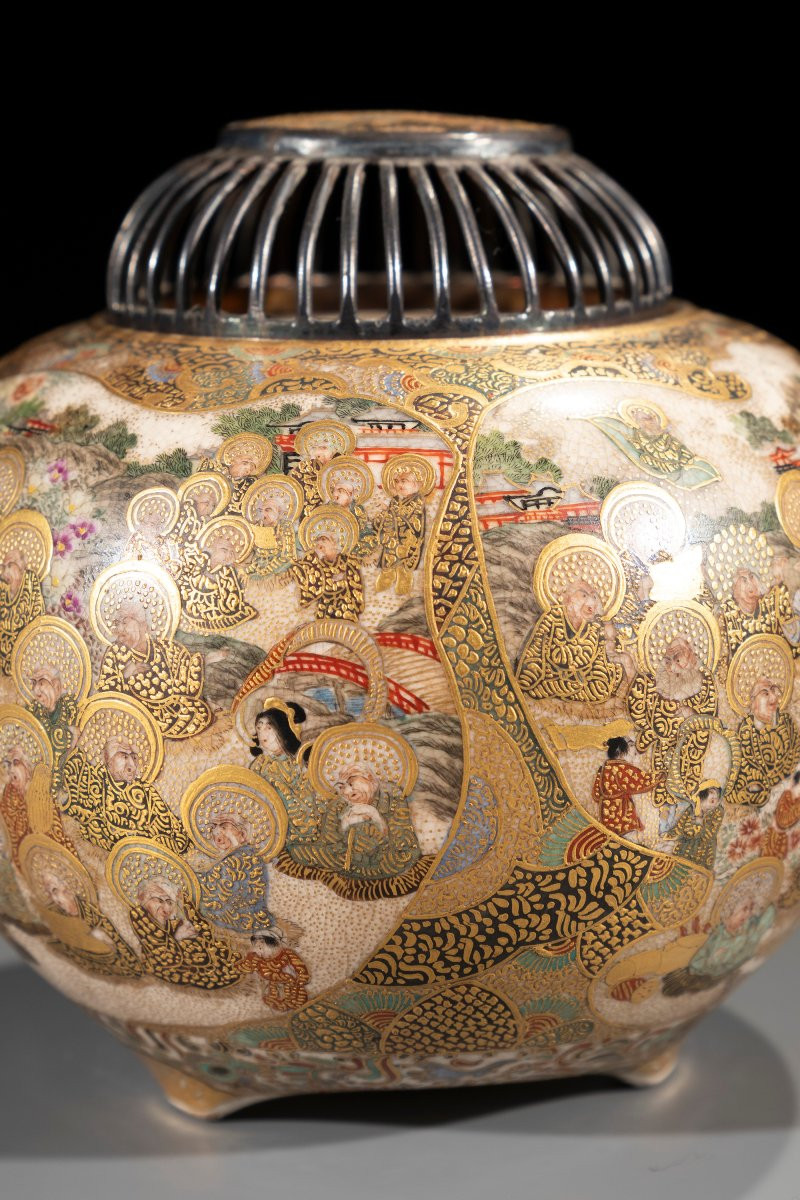 Koro Satsuma di forma globulare con figure buddhiste -photo-1