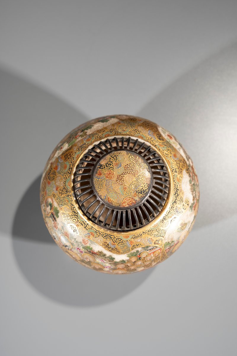 Koro Satsuma di forma globulare con figure buddhiste -photo-2