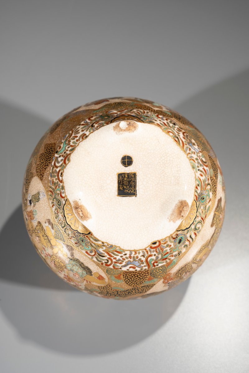 Koro Satsuma di forma globulare con figure buddhiste -photo-3