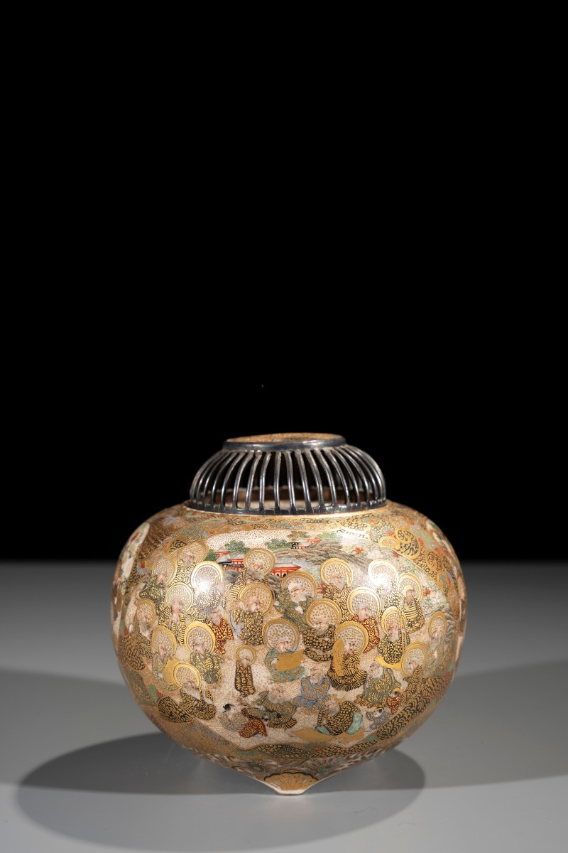 Koro Satsuma di forma globulare con figure buddhiste 