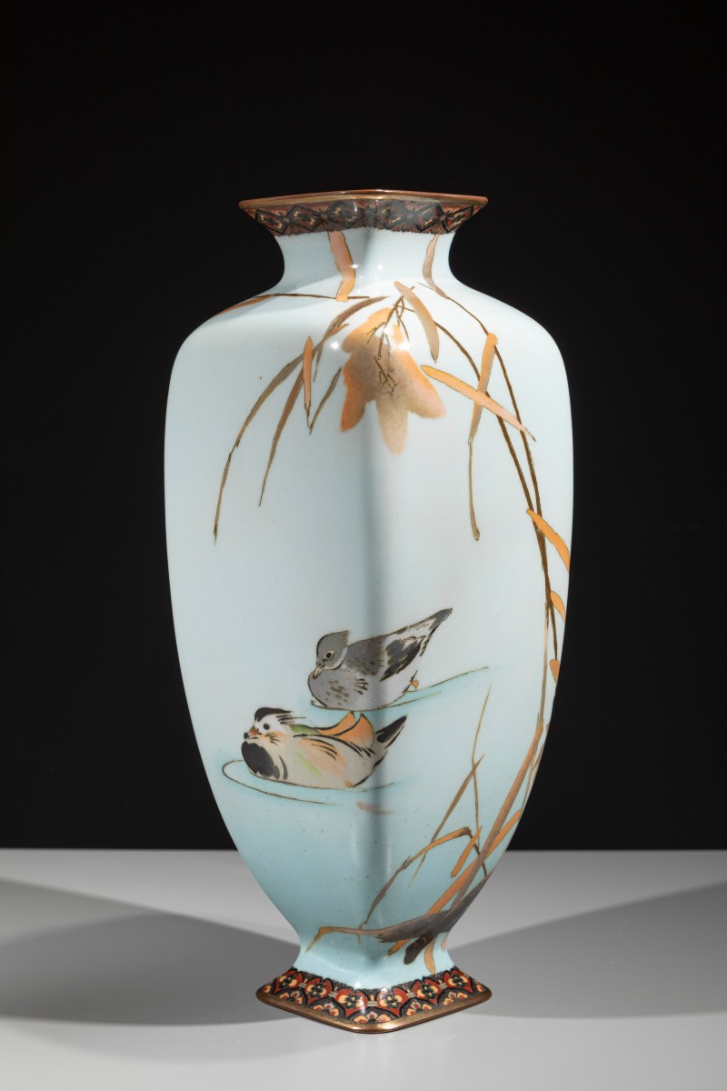 Vaso cloisonné con coppia di anatre lungo un corso d’acqua