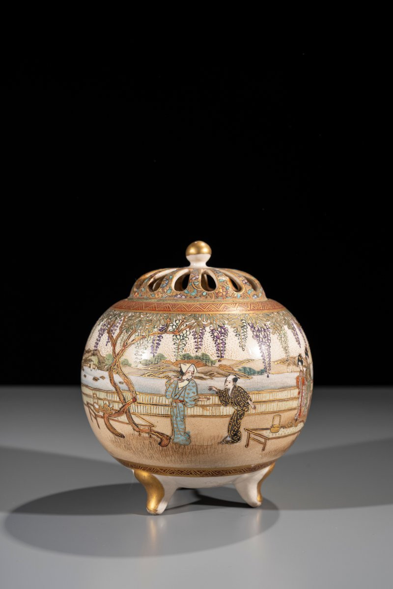 Koro in ceramica Satsuma con figure e geishe, firmato Kinkozan -photo-1