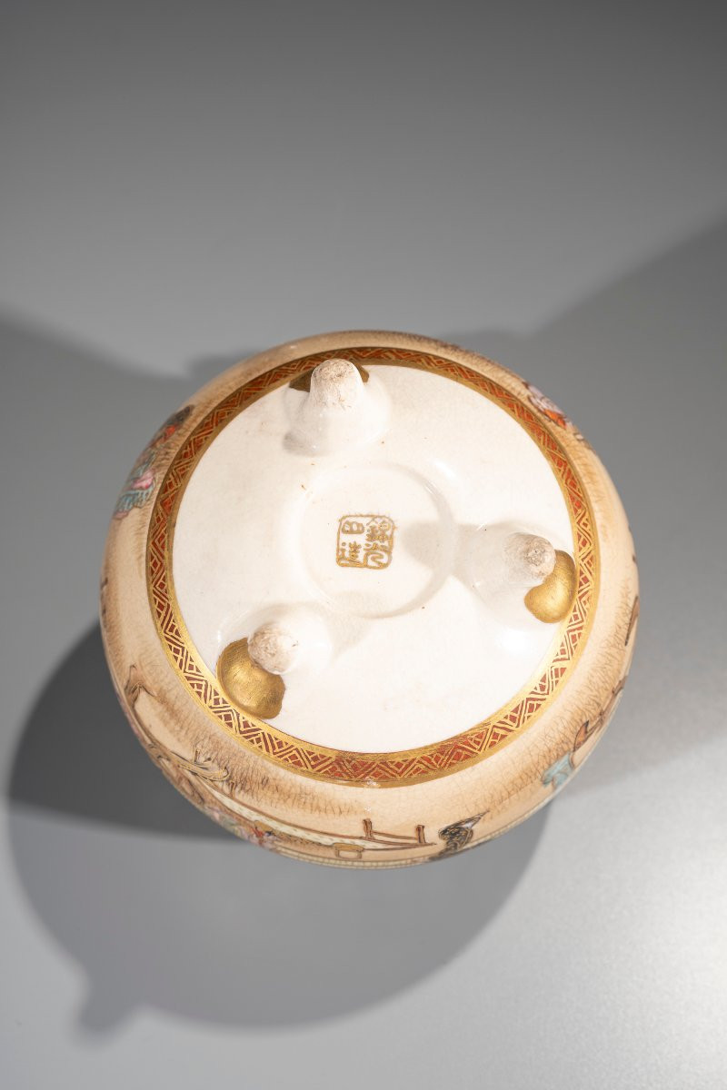 Koro in ceramica Satsuma con figure e geishe, firmato Kinkozan -photo-3