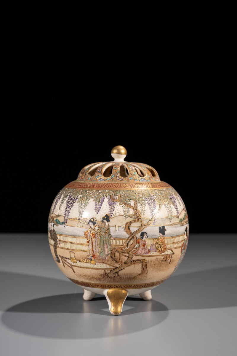 Koro in ceramica Satsuma con figure e geishe, firmato Kinkozan 