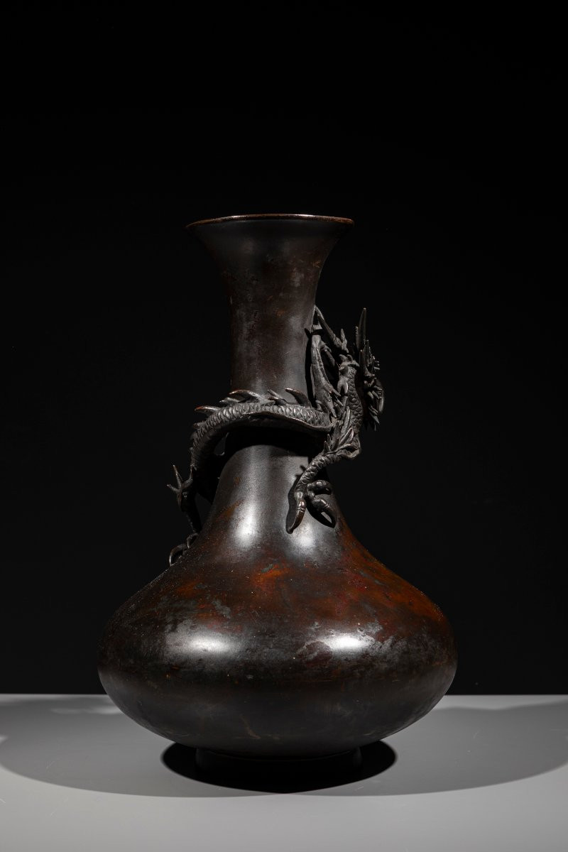 Vaso in bronzo decorato con un drago ryu a rilievo -photo-1