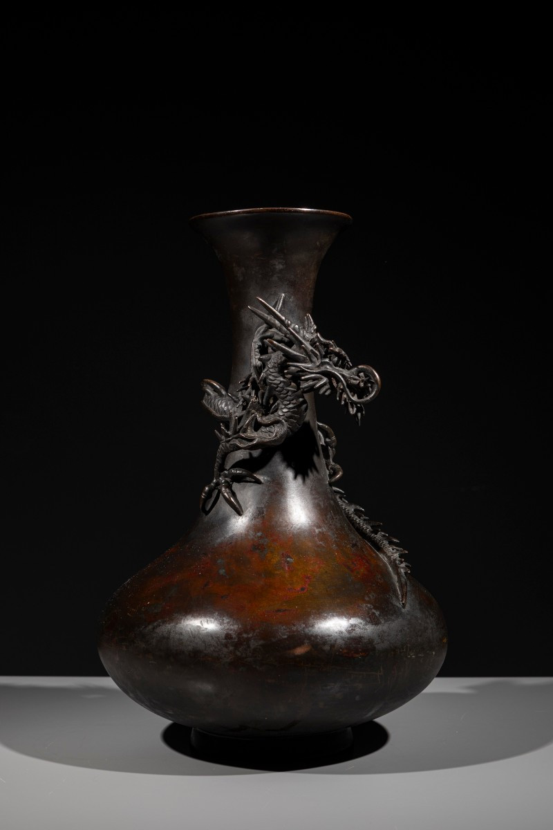 Vaso in bronzo decorato con un drago ryu a rilievo 