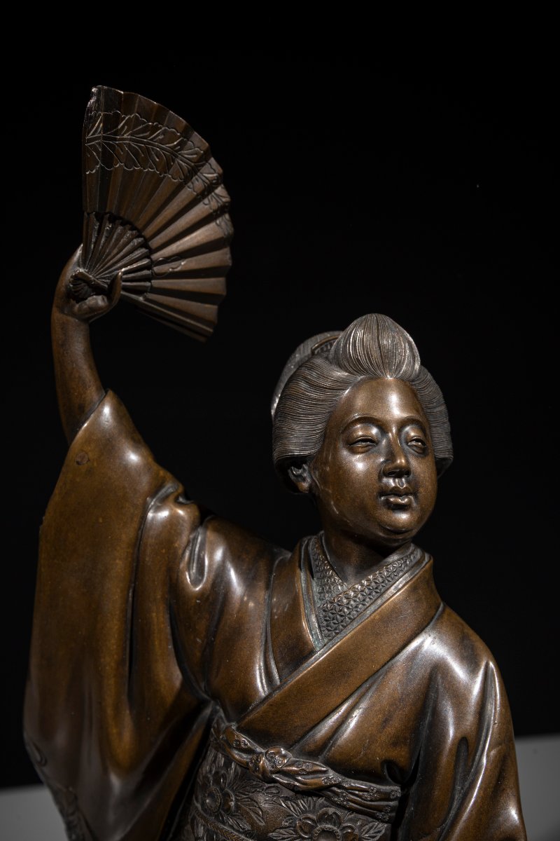 Okimono in bronzo raffigurante una danzatrice con ventaglio -photo-1