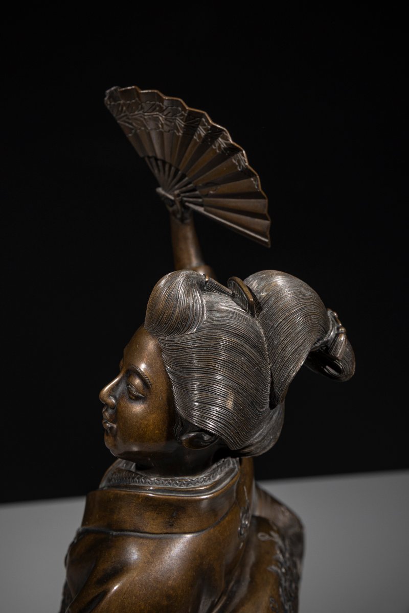Okimono in bronzo raffigurante una danzatrice con ventaglio -photo-5