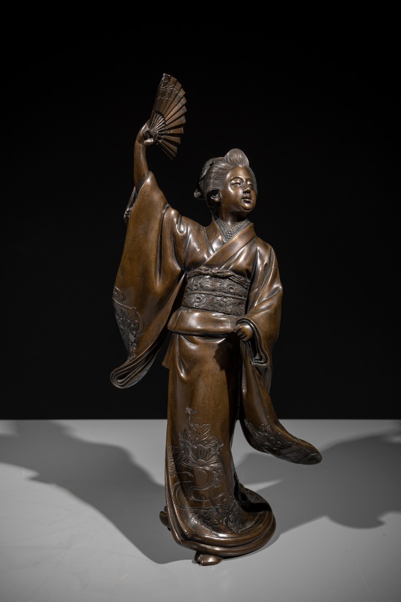 Okimono in bronzo raffigurante una danzatrice con ventaglio 