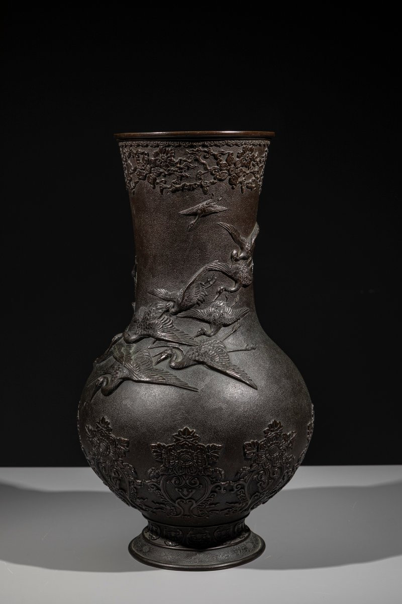 Vaso in bronzo con gru in volo a rilievo, firmato Miyao-photo-3
