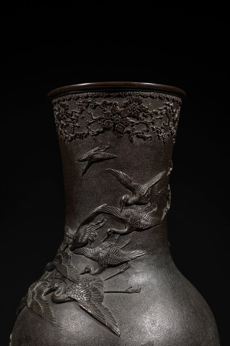 Vaso in bronzo con gru in volo a rilievo, firmato Miyao-photo-4