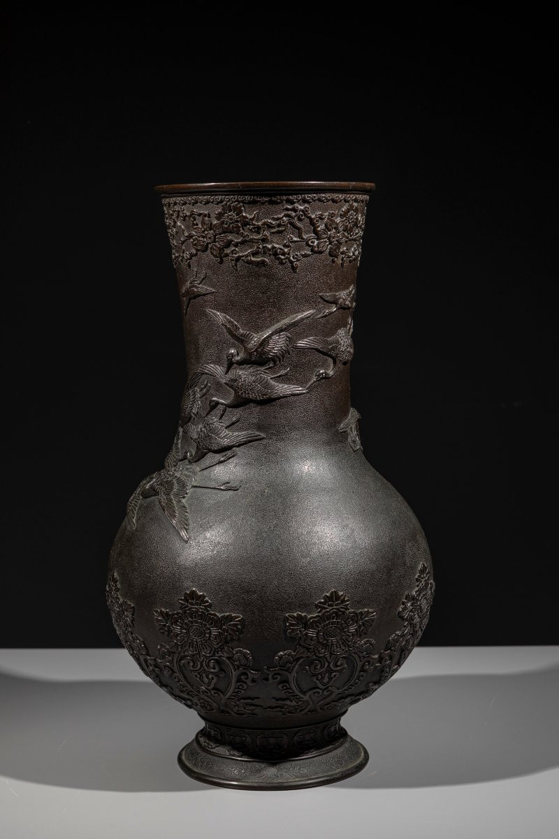 Vaso in bronzo con gru in volo a rilievo, firmato Miyao-photo-1