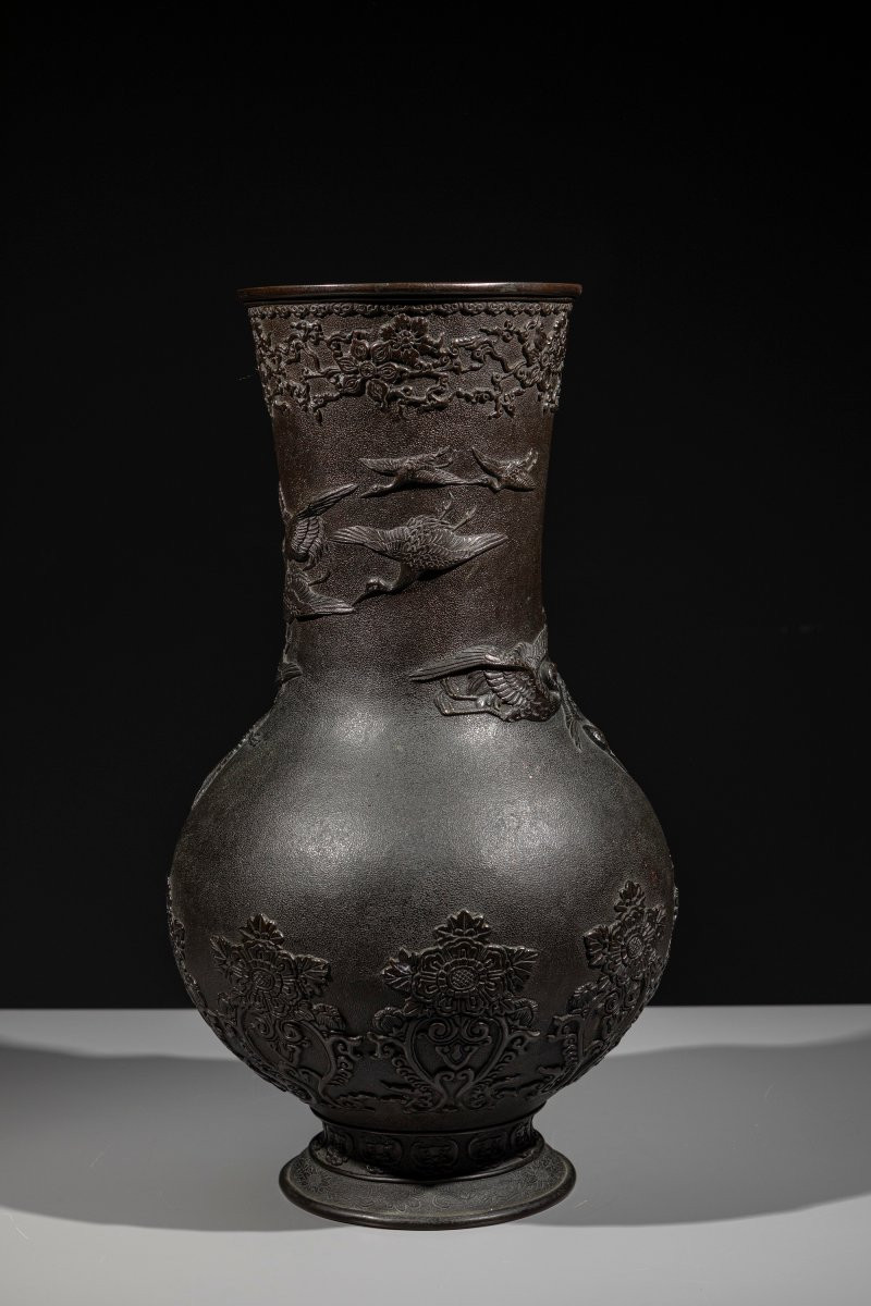Vaso in bronzo con gru in volo a rilievo, firmato Miyao-photo-2