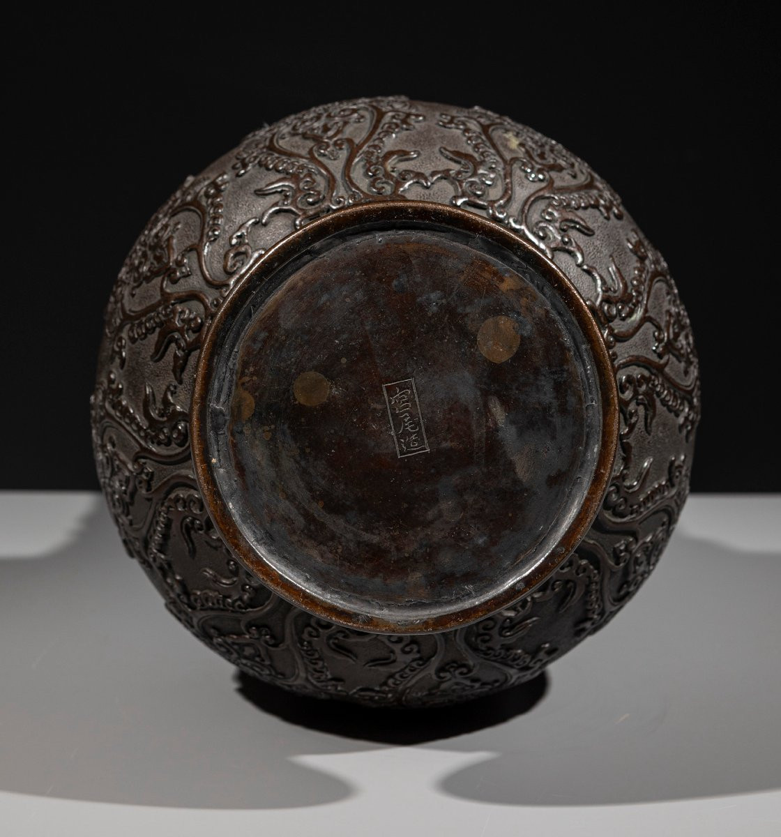 Vaso in bronzo con gru in volo a rilievo, firmato Miyao-photo-6