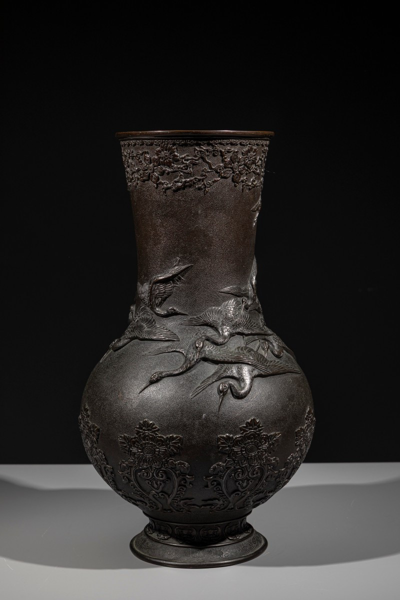 Vaso in bronzo con gru in volo a rilievo, firmato Miyao