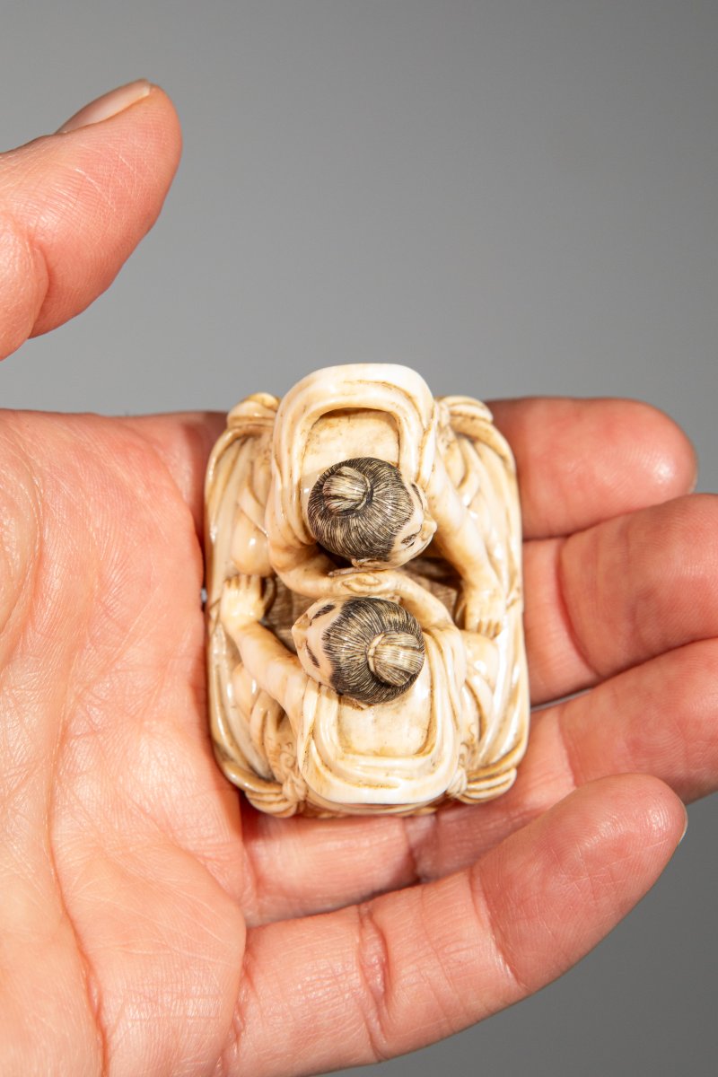 Netsuke in avorio con Raijin e Fujin su sandalo-photo-1