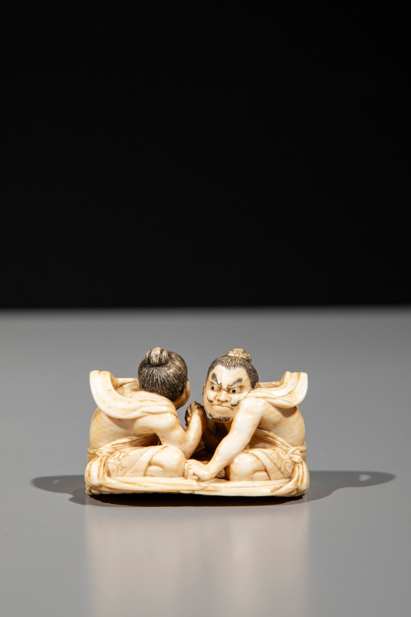 Netsuke in avorio con Raijin e Fujin su sandalo