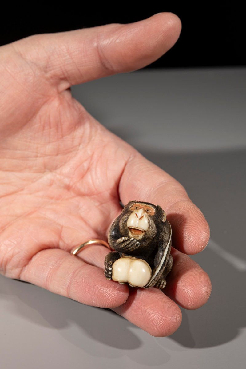 Netsuke in avorio raffigurante una scimmia con frutto -photo-1