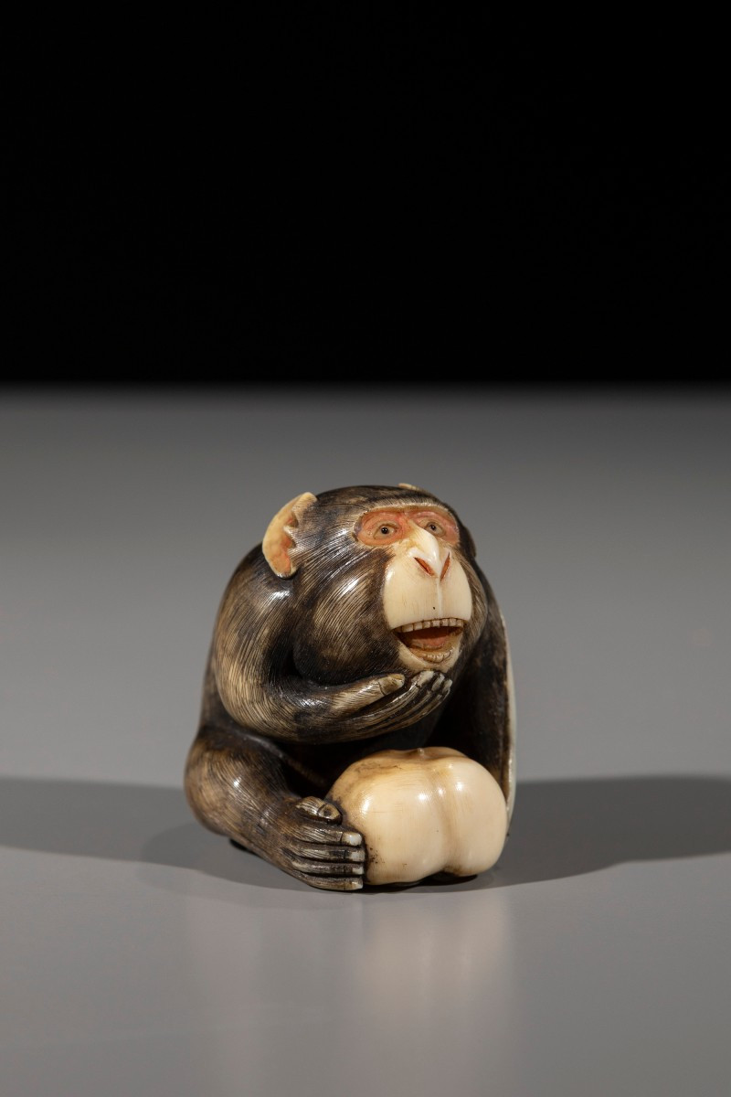 Netsuke in avorio raffigurante una scimmia con frutto 