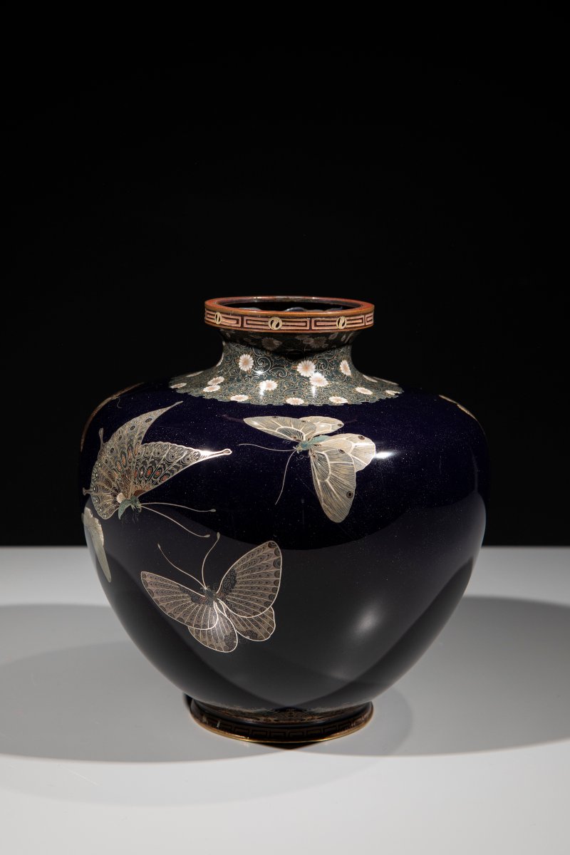 Vaso cloisonné in smalti e filo d’argento con farfalle su fondo blu -photo-2