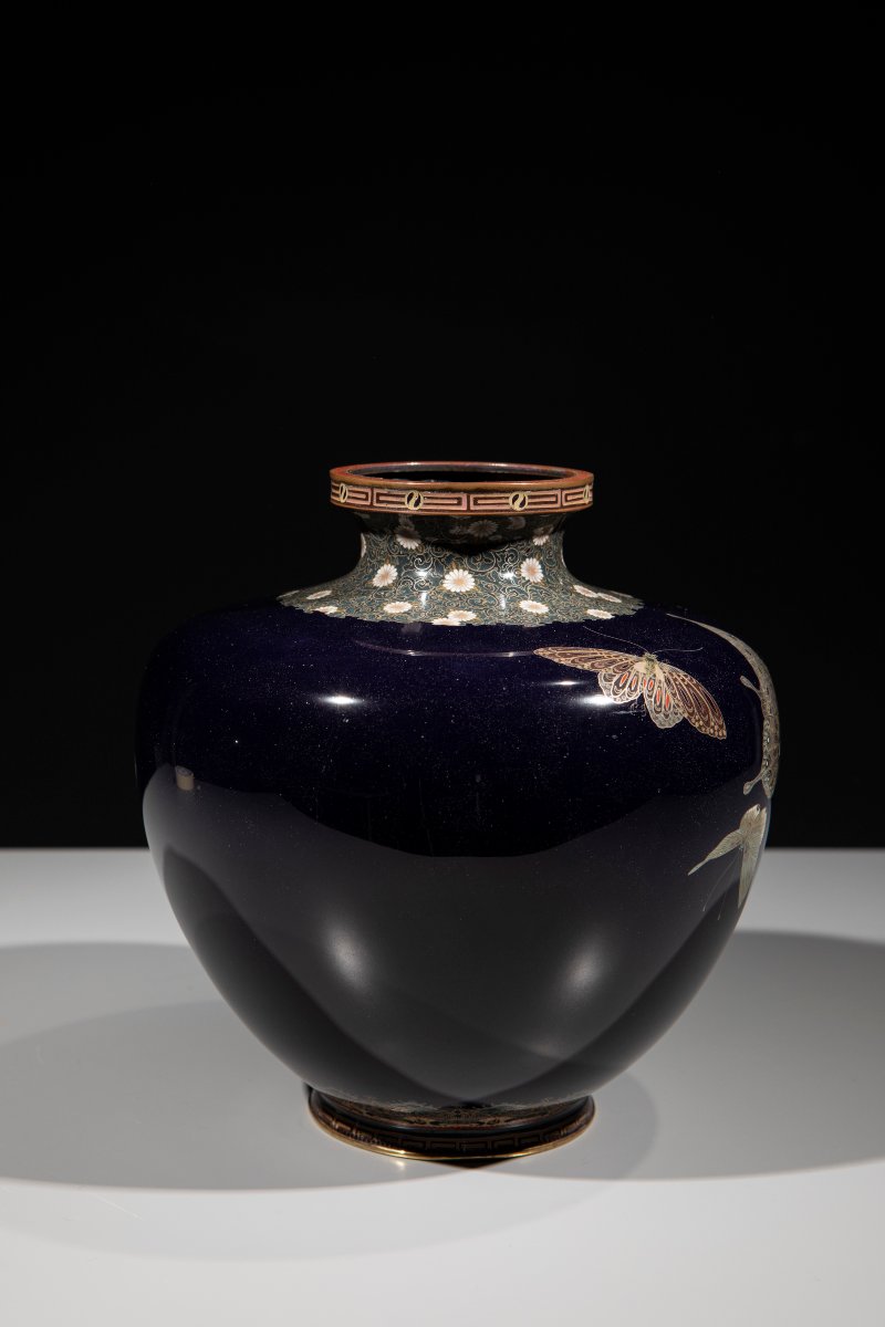 Vaso cloisonné in smalti e filo d’argento con farfalle su fondo blu -photo-4