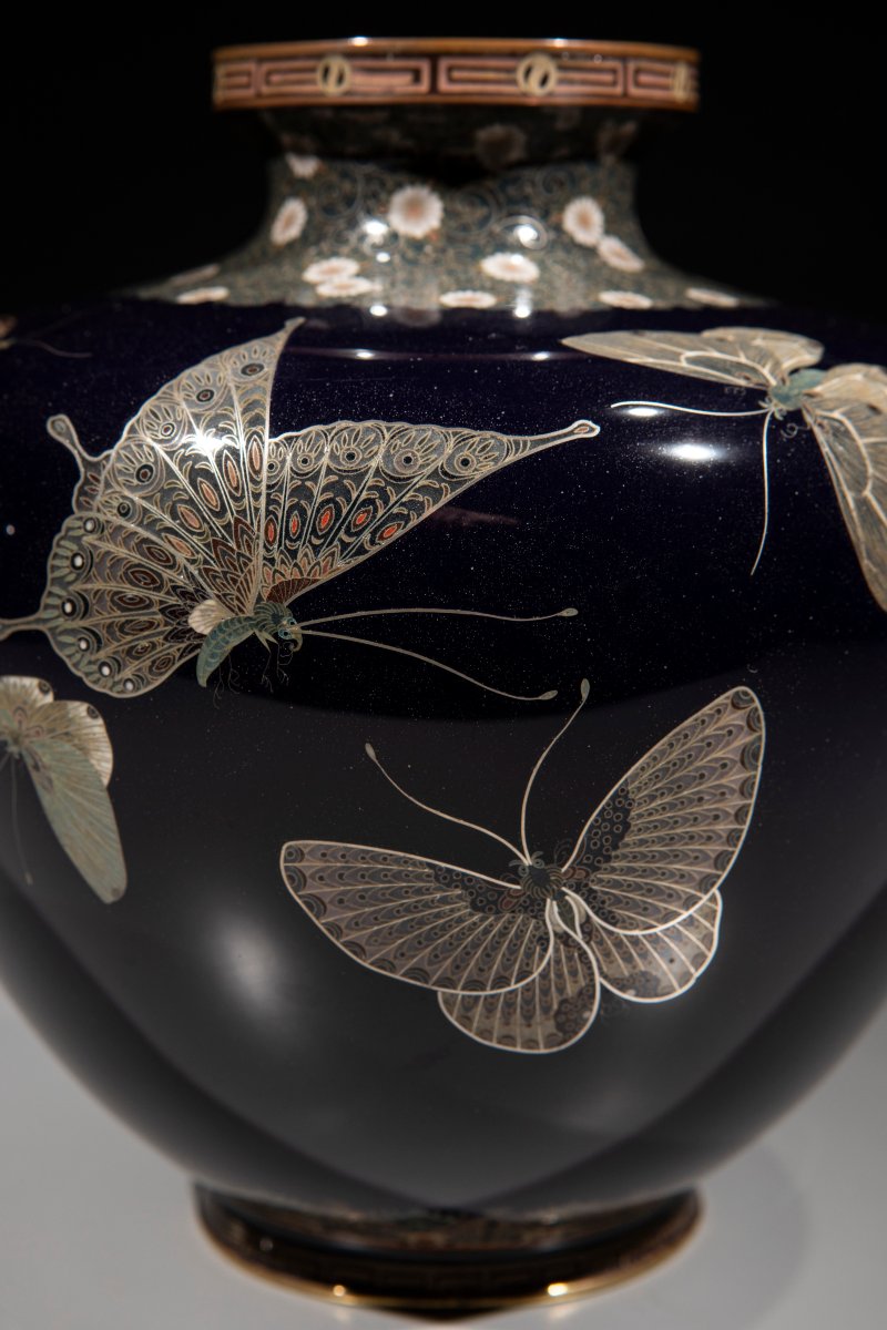Vaso cloisonné in smalti e filo d’argento con farfalle su fondo blu -photo-1