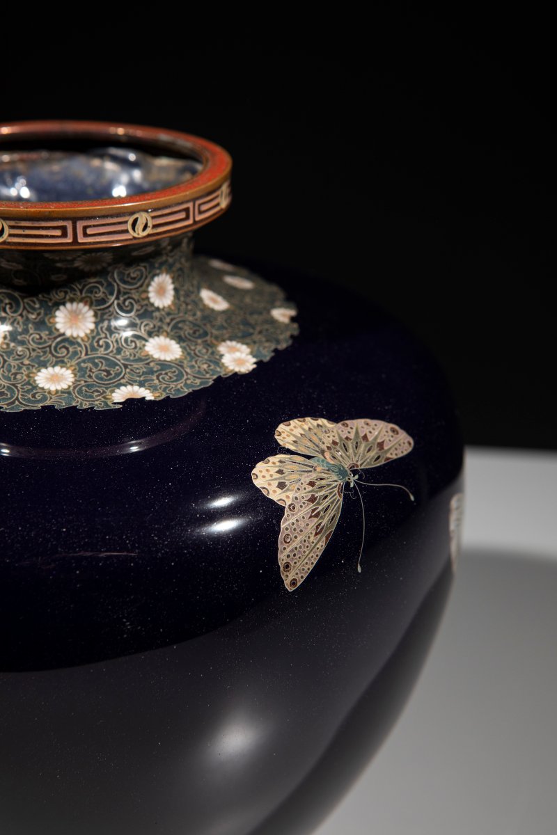 Vaso cloisonné in smalti e filo d’argento con farfalle su fondo blu -photo-2