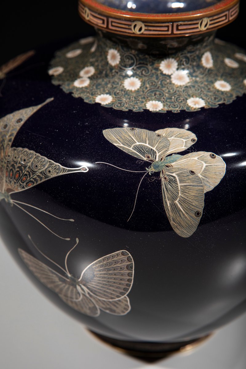 Vaso cloisonné in smalti e filo d’argento con farfalle su fondo blu -photo-3